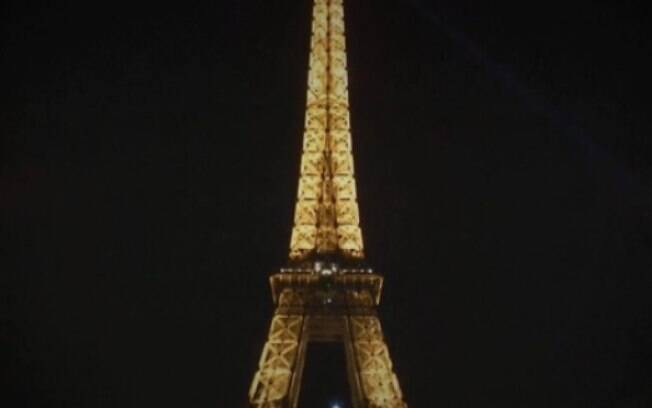 Torre Eiffel acesa em Paris