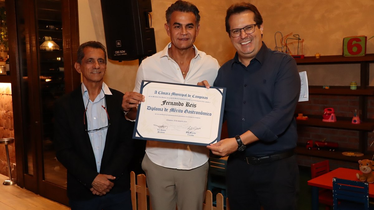 Fernando Reis, ao centro, recebe Diploma de Mérito Gastronômico na última edição do evento em Campinas