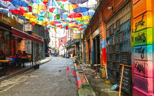 O bairro de Karakoy é um dos mais badalados de Istambul e reúne muitos turistas para a noite agitada