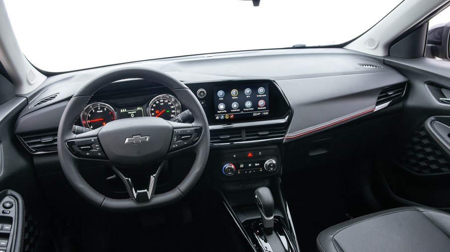 Interior da Montana RS traz detalhes em vermelho e preto brilhante