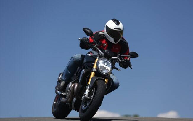 A Ducati Monster 1200S na pista do Haras Tuiuti: agressiva, esportiva e também muito versátil