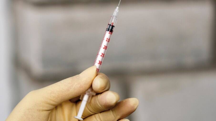 As autoridades investigam ambas as mortes, procurando possível relação com a vacina da AstraZeneca.