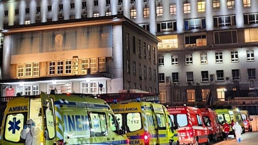 Imagens de fila de ambulâncias em hospital viralizaram nas redes sociais