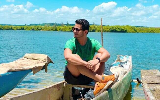 Digital influencer especializado em viagens e turismo explora Maceió em Alagoas