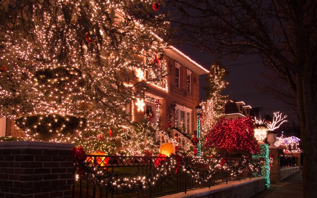 Nova York: bairro residencial vira atração pela decoração de Natal extravagante