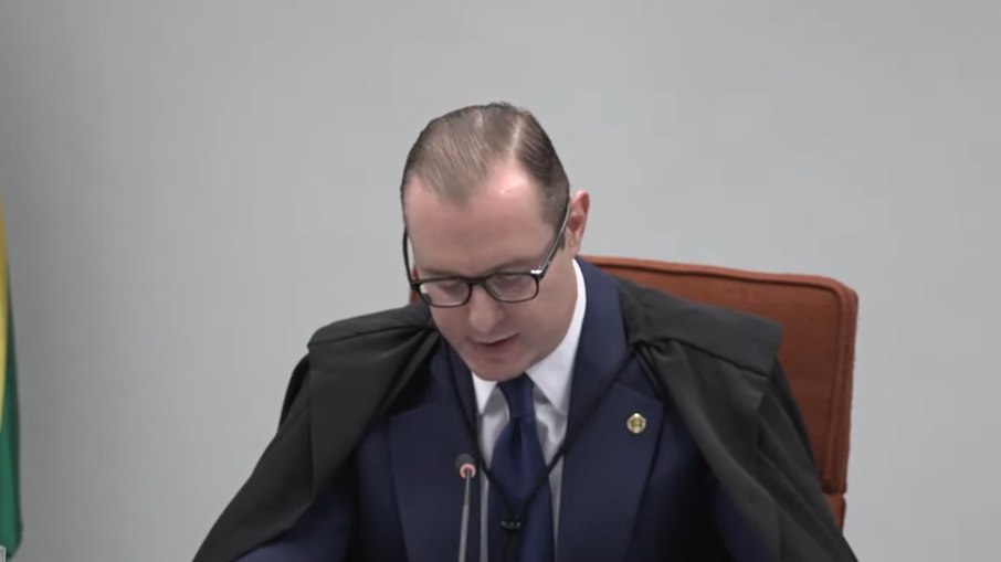 Cristiano Zanin faz leitura do seu voto