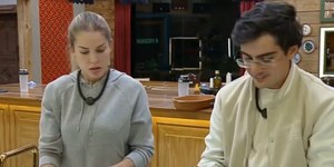 Dudu Camargo e Saory protagonizam clima quente em A Fazenda