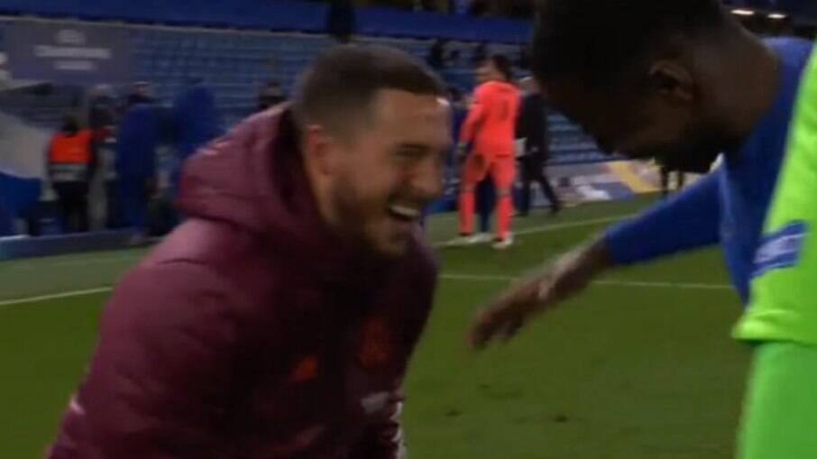 Hazard rindo com jogador do Chelsea após eliminação do Real Madrid