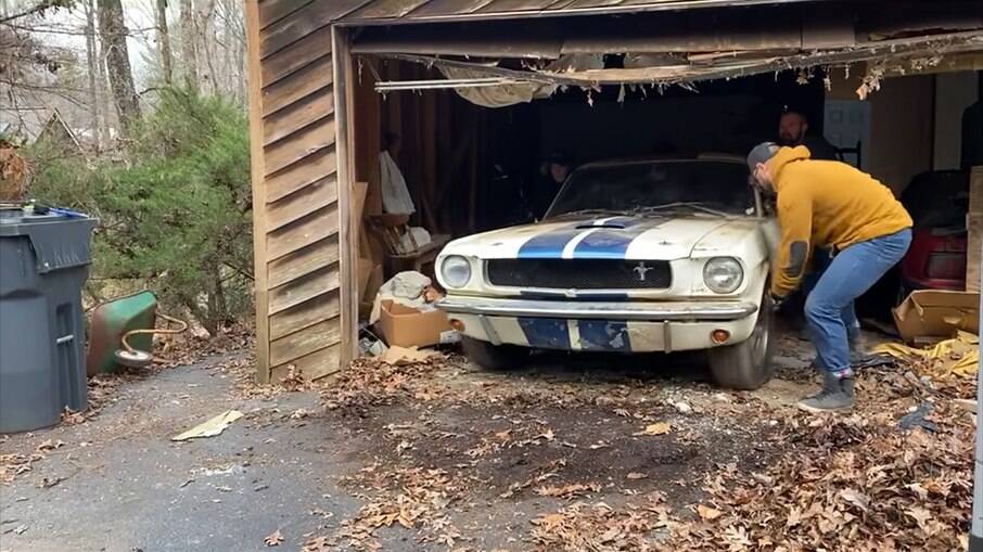 Mustang Shelby GT350 1965: raridade encontrada em celeiro logo será restaurada e vendida por uma pequena fortuna nos EUA 