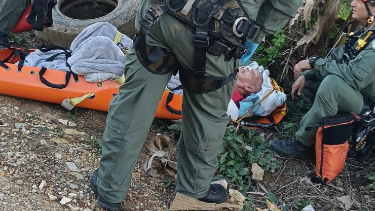 Idoso de 100 anos é resgatado de helicóptero após ficar ilhado