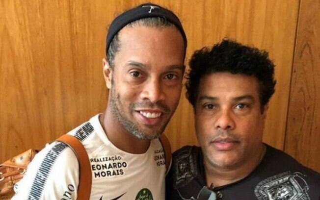 Justiça ordenou a apreensão dos passaportes de Ronaldinho Gaúcho e Assis, seu irmão e empresário
