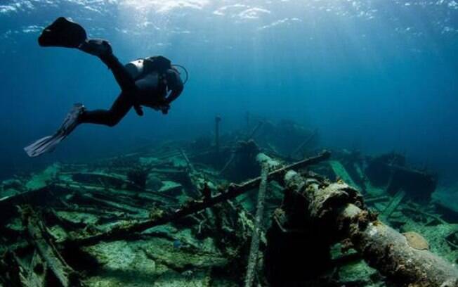 Nessa parte das Bahamas, é possível mergulhar entre navios naufragados 