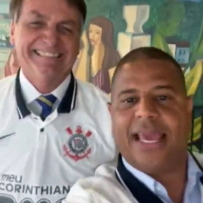 Bolsonaro veste uniforme do Corinthians ao lado de Marcelinho Carioca