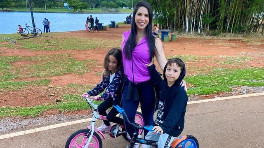 Layse Cohen com os filhos em parque de Brasília