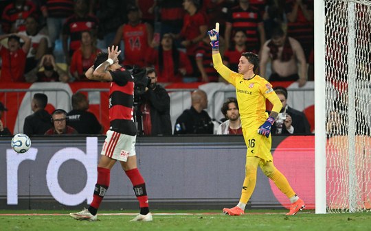 Muslera carrasco do Flamengo: veja os 3 pênaltis defendidos