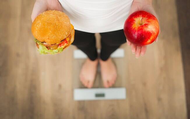 Deixar de comer alguns alimentos e muito mais eficiente que cortar calorias para conseguir emagrecer