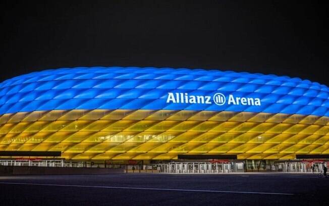 Estádio do Bayern de Munique, Allianz Arena é iluminada com as cores da bandeira da Ucrânia