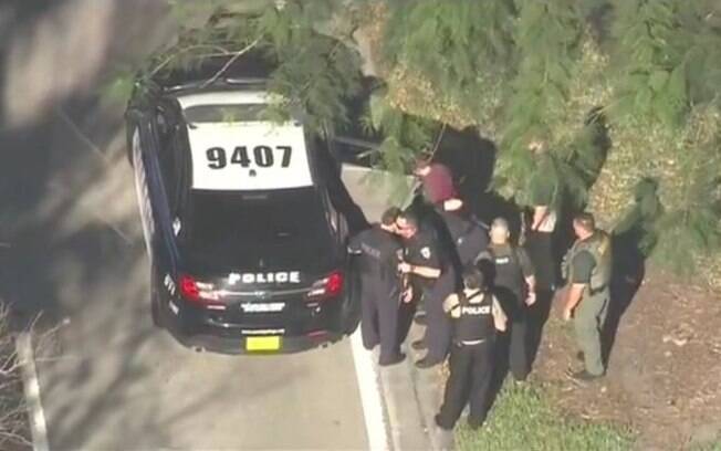 Polícia dos Estados Unidos persegue suspeito de ter realizado os disparos contra os estudantes na Flórida 