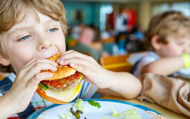 Deixar de brincar para comer e comer escondido são alguns sintomas de compulsão alimentar em crianças