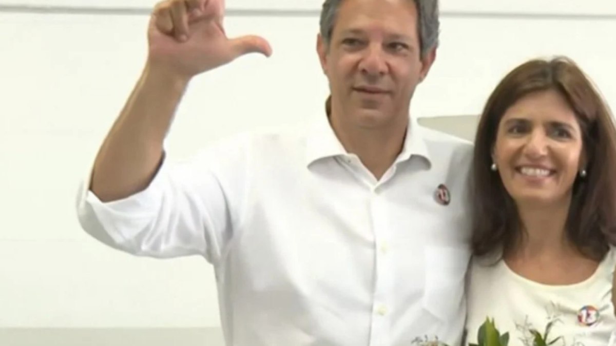 Fernando Haddad (PT) votou ao lado da esposa, Ana Estela Haddad, em São Paulo