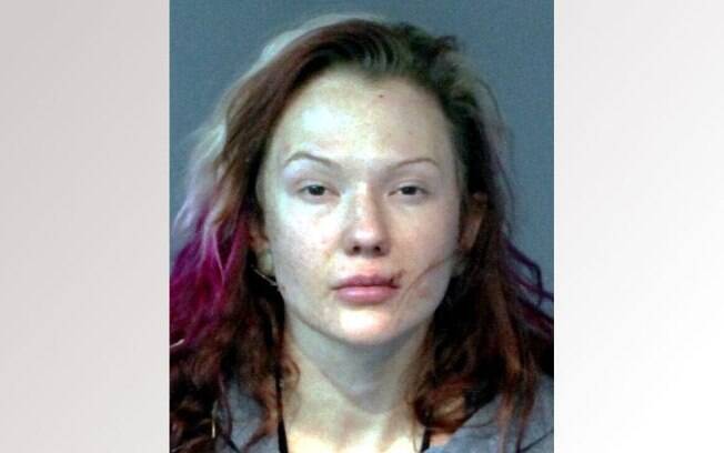 A americana de 27 anos foi detida, após dançar em cima de seu carro, por cometer quatro crimes diferentes