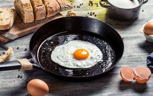 Para fazer o ovo frito, é importante saber o momento ideal de colocar o sal e como finalizar o preparo