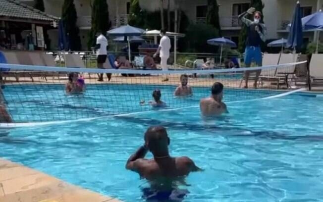 Otero, de costas, participa de atividade na piscina em resort