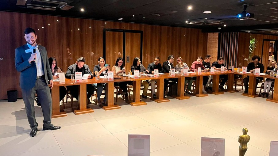 As equipes do BNI – em Guarulhos existem outras quatro – reúnem empresários de diferentes áreas para encontros de negócios semanais. As equipes do BNI – em Guarulhos existem outras quatro – reúnem empresários de diferentes áreas para encontros de negócios semanais.