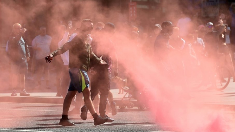 Manifestantes lançaram sinalizadores contra a polícia em Liverpool