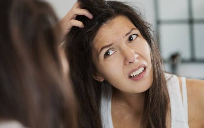 O frizz no cabelo pode ser causado por alguns hábitos, como na hora da lavagem ou secagem, que deixam os fios 'arrepiados'