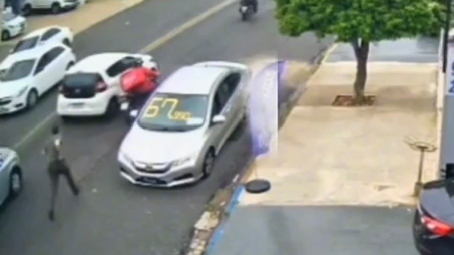 Imagens de segurança mostram a ação do Guarda Municipal que salvou a vida da mulher Imagens de segurança mostram a ação do Guarda Municipal que salvou a vida da mulher