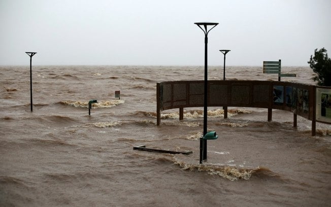 Vista do rio Guaíba inundado enquanto uma tempestade se forma em Porto Alegre, Rio Grande do Sul