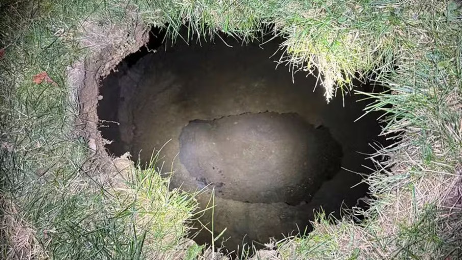 Buraco que se abriu na rua no qual a idosa possa ter caído