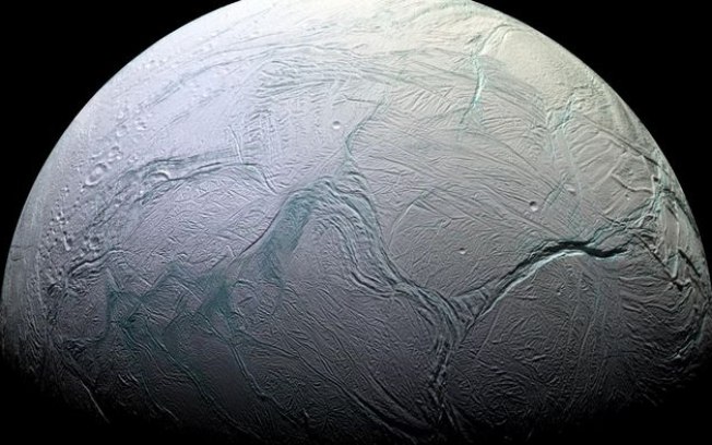 Nova molécula-chave da vida é encontrada em lua de Saturno