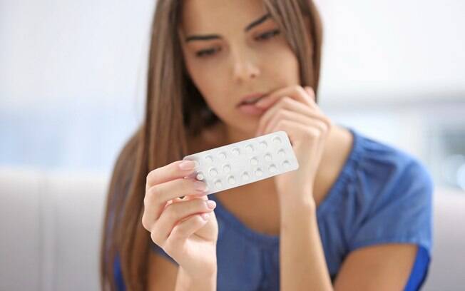 Segundo pesquisas, mais da metade das brasileiras ingere a pílula anticoncepcional de forma incorreta, afetando sua eficácia