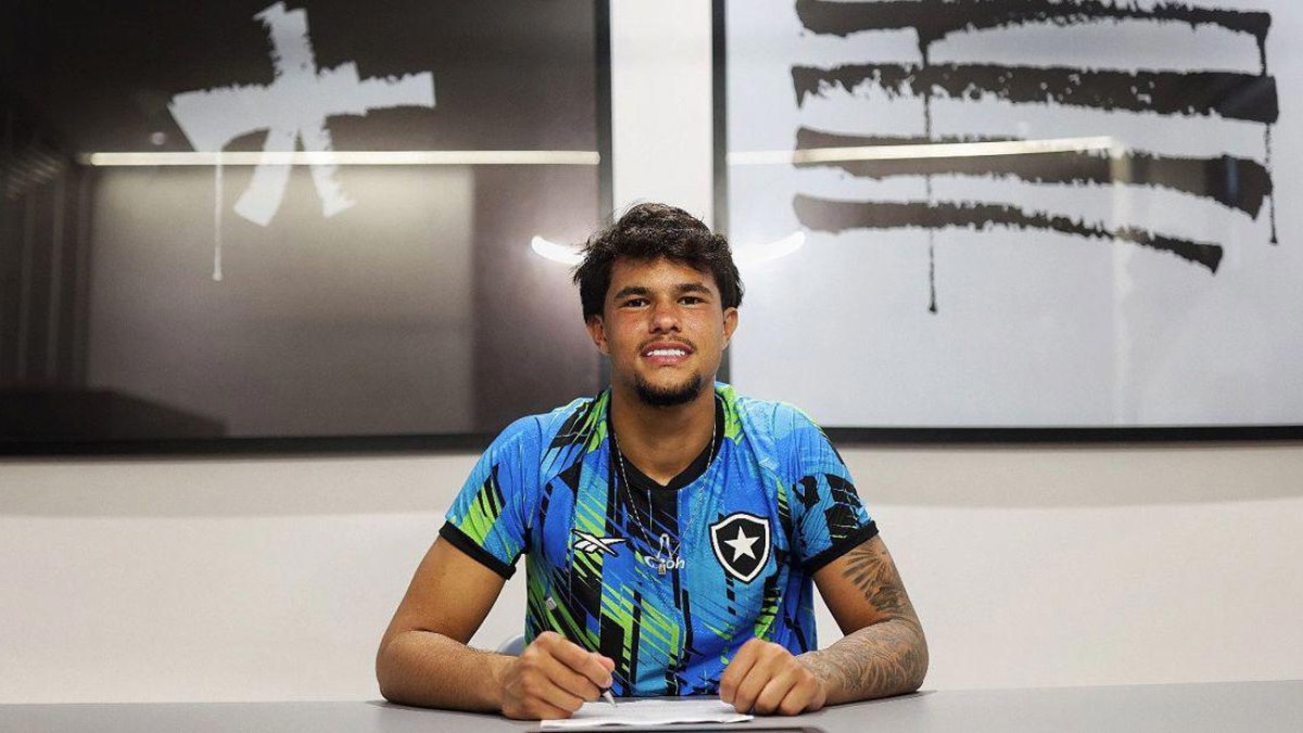 Bruno Samudio na assinatura de seu primeiro contrato profissional