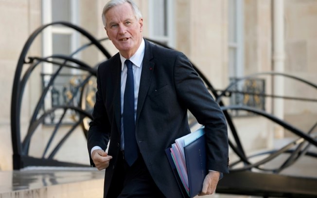 O premier Michel Barnier chega ao Palácio do Eliseu, em Paris, para a reunião do Conselho de Ministros