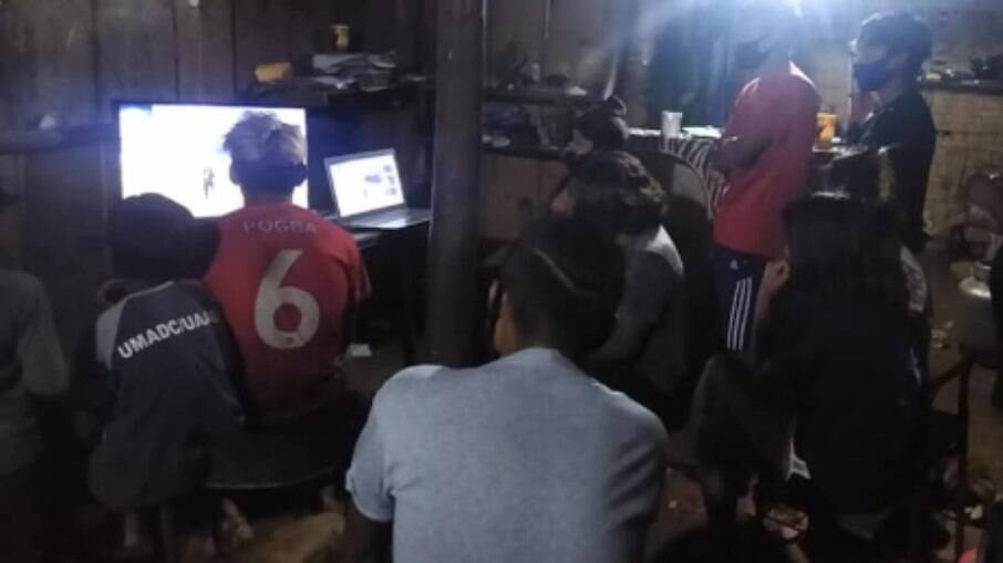 Comunidade assistindo a transmissão de Free Fire na primeira edição da Copa das Aldeias na Aldeia Bracui, no Rio de Janeiro