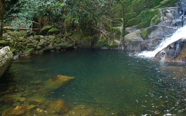 A cachoeira grande é uma das atrações da Ilha do Cardoso