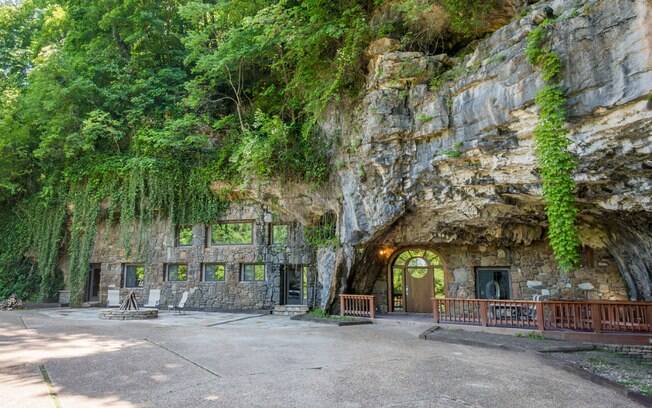 Diferente de tudo o que você já viu, a caverna mais luxuosa do mundo já serviu como hotel e até esconderijo de guerra