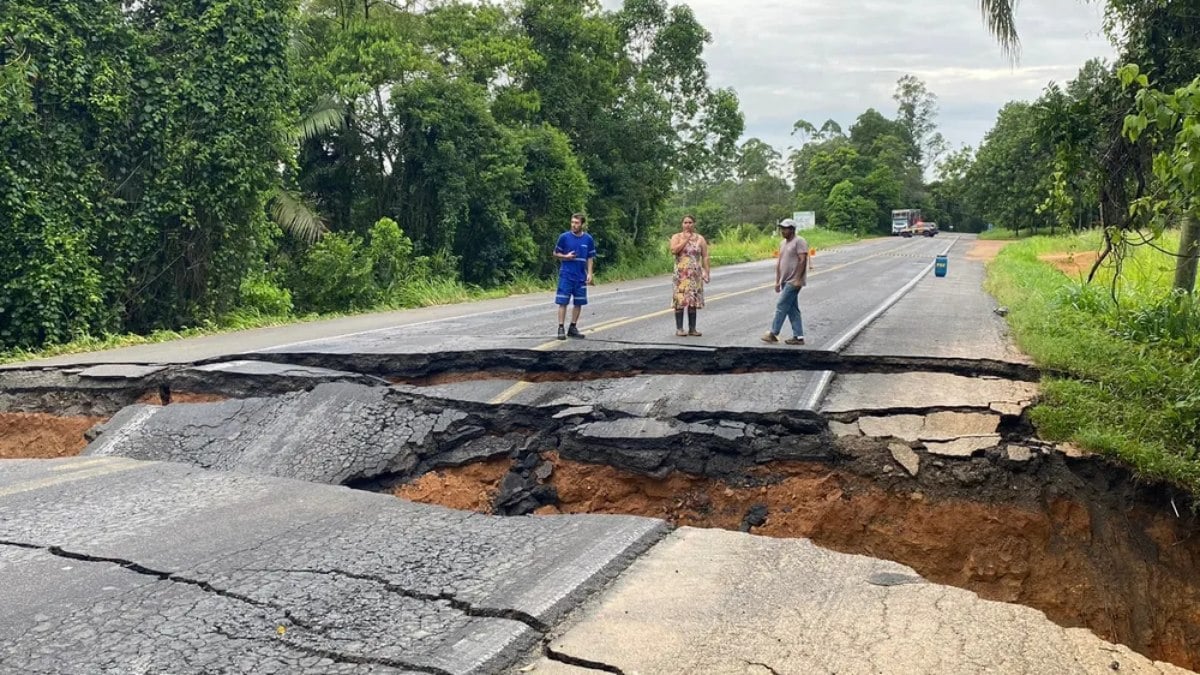 Cratera BR-470, causada pelas fortes chuvas em Santa Catarina