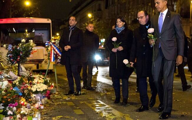 Os ex-presidentes dos EUA, Barack Obama, e da França, François Hollande, visitam o Bataclan, em Paris. 