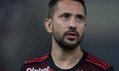 Botafogo acompanha situação de Everton Ribeiro no Flamengo