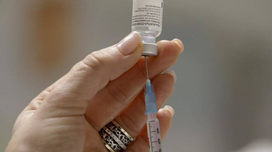 Preparação da dose da vacina contra a covid-19