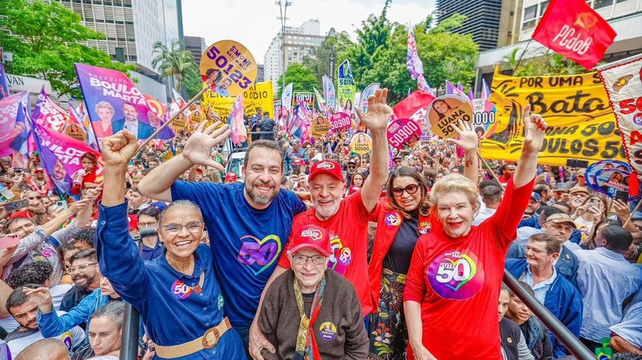 Lula e Boulos em caminhada em SP