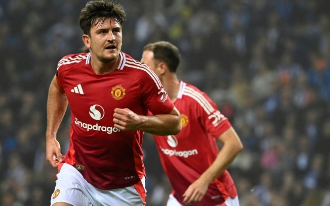 Harry Maguire comemora após marcar para o Manchester United no empate em 2 a 2 com o Porto nesta quinta-feira, pela Liga Europa