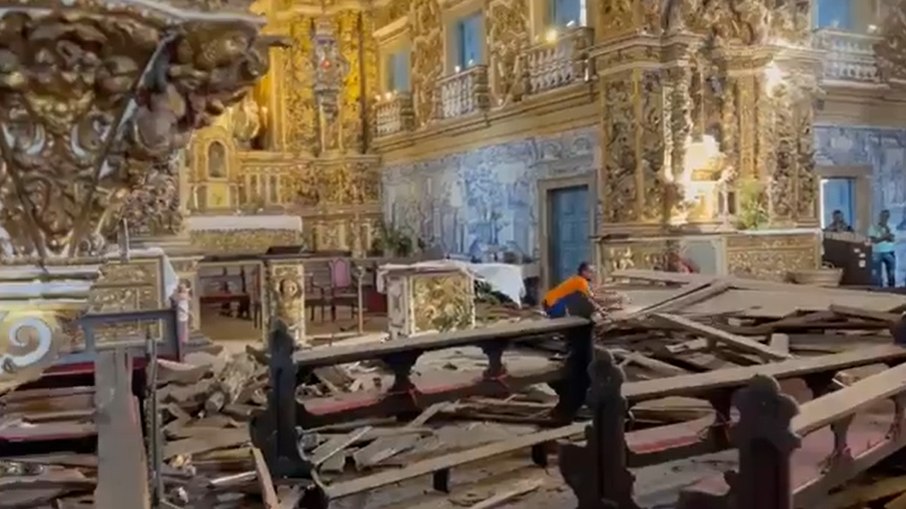 Teto de igreja caiu em Salvador Teto de igreja caiu em Salvador