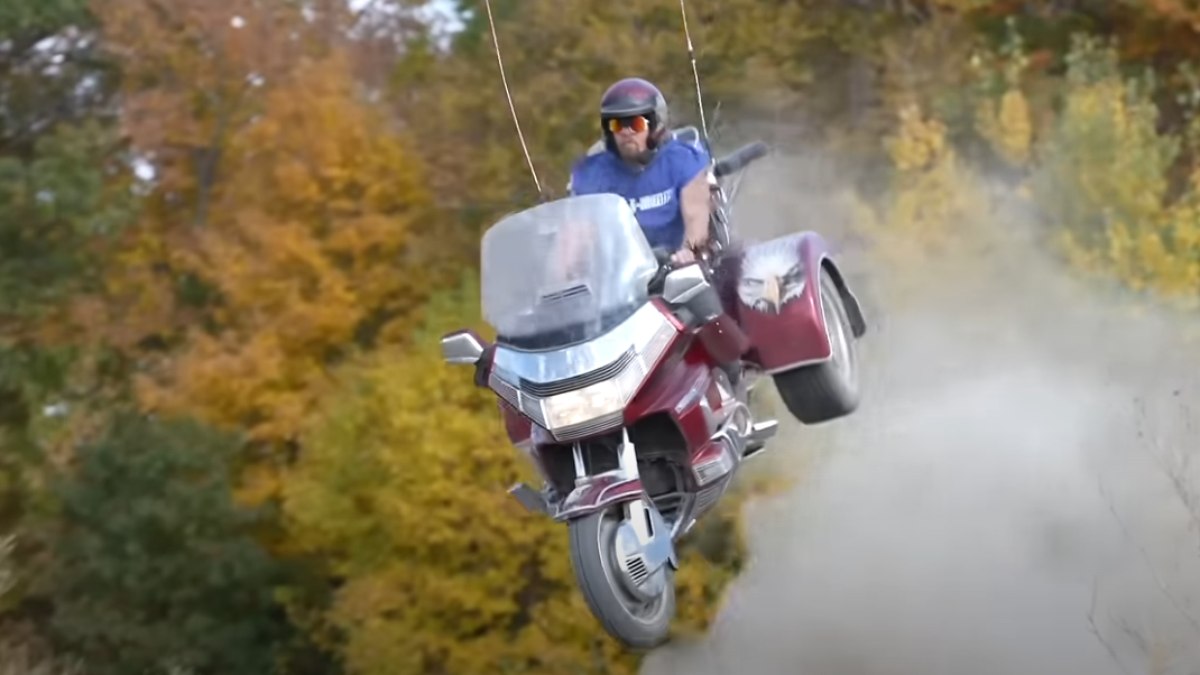 Salto com triciclo Honda Goldwing