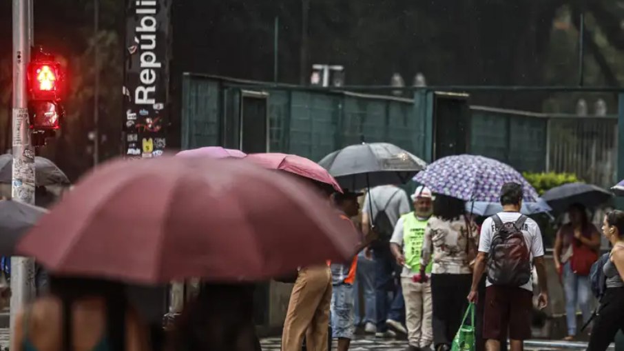 Deslocamento da frente fria pelo oceano traz mais nuvens e chuva para vários pontos Deslocamento da frente fria pelo oceano traz mais nuvens e chuva para vários pontos