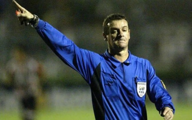 O árbitro Edilson Pereira de Carvalho foi protagonista no escândalo de manipulação de resultados no Campeonato Brasileiro de 2005 O árbitro Edilson Pereira de Carvalho foi protagonista no escândalo de manipulação de resultados no Campeonato Brasileiro de 2005